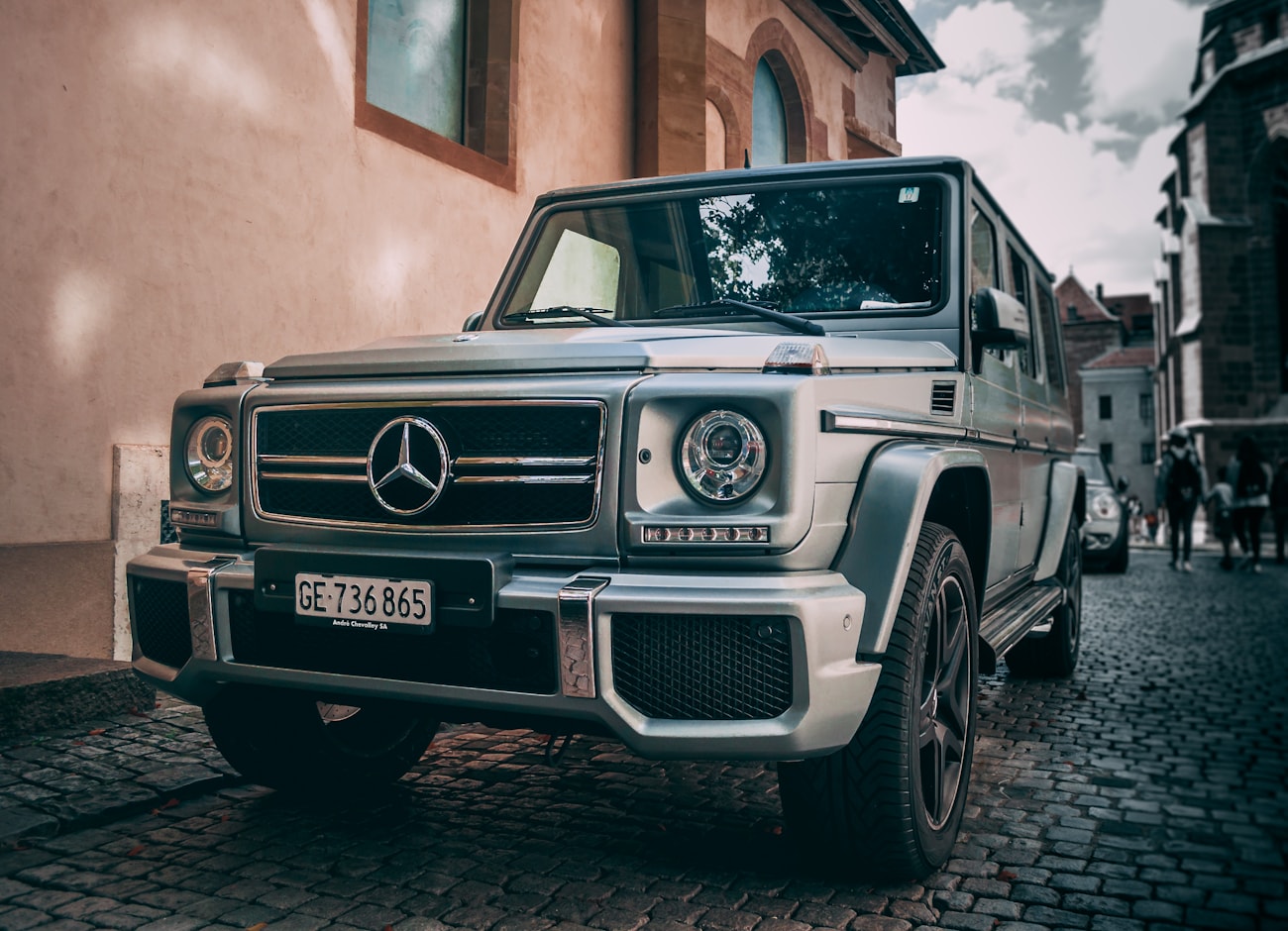 Серебристый Mercedes-AMG G 63 на брусчатке старого города